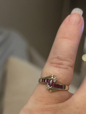 Helzberg Rubin und Diamant Bypass Ring