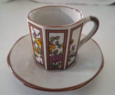 Porzellan Tasse und Untertasse, französische Herstellung, verziert mit Rosen in rechteckigen Tafeln