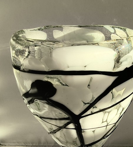 Schwerer mundgeblasener mexikanischer Glaskelch weiß gepunktet Muster schwarz appliziert Wirbel - Bild 8 von 12