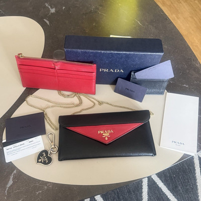 PRADA Saffiano Leder Geldbörse Damen Wristlet schwarz/rot Kette Logo 2tlg 1MH132