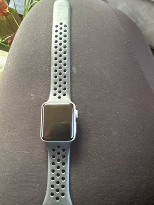 Apple Watch Series 3 GPS 38mm Aluminiumgehäuse Silber Sportarmband Schwarz