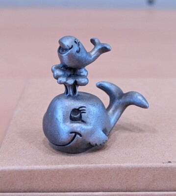 Vintage (1982) Hudson Pewter ~ Mama Whale w/ Baby Whale w Water