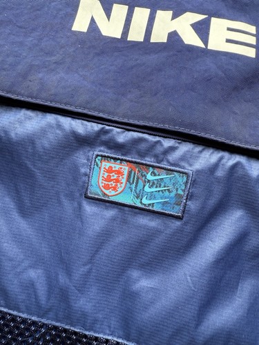 Nike England Sportswear City Vest Futbol Calcio Calcio Calcio DN1147-492 The FA RARO - Foto 9 di 16