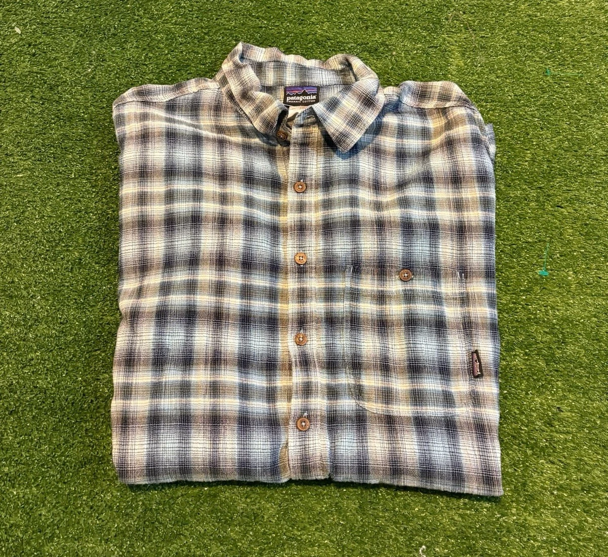 Patagonia shirt mens XL blue gray short sleeve plaid hiking outdoor pocktets