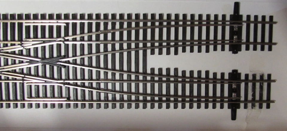 WALTHERS NICKLE/SILVER #6 DOUBLE CROSSOVER CODE 83 HO SCALE (LOT 265) - Image 4 of 4