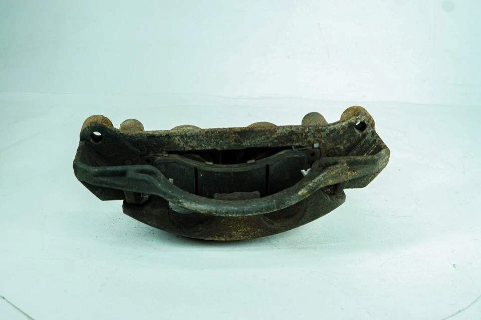 Soporte de pinza de freno delantero derecho pasajero Nissan Titan XD 16-19 OEM 5116 Foto 4 de 4