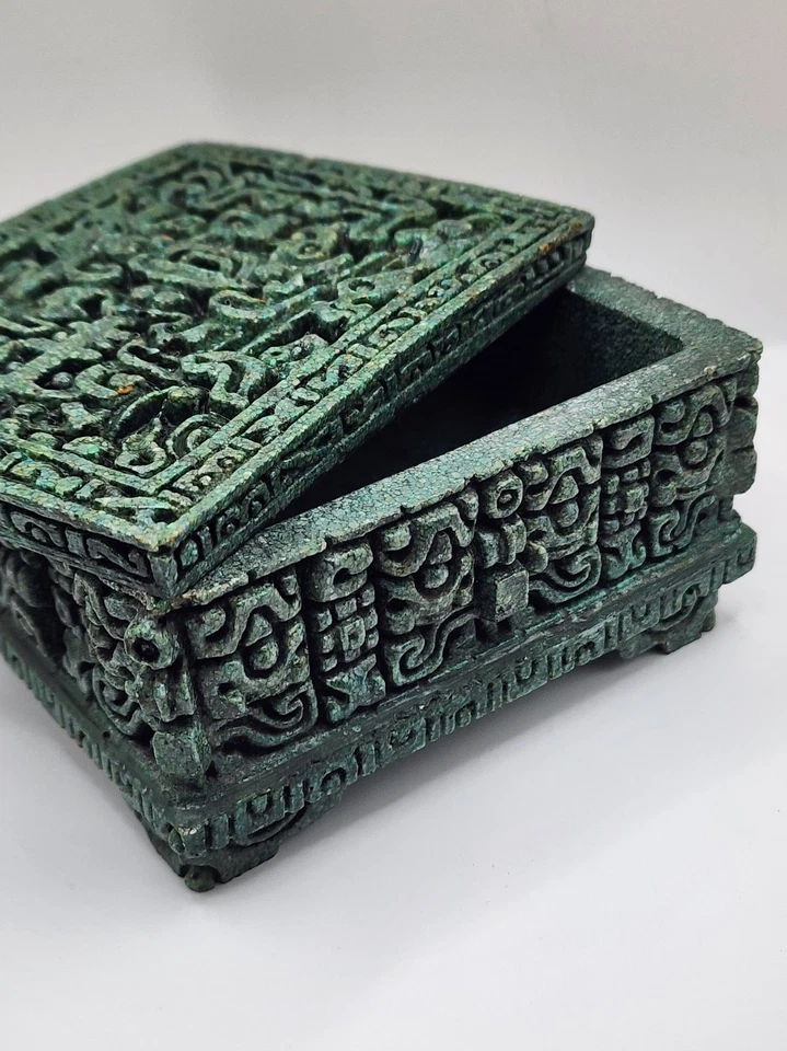 1960’s "ZAREBSKI ORIGINAL" MEXICAN ART BOX AZTEC MAYAN CRUSHED MALACHITE STONE - Image 4 of 4