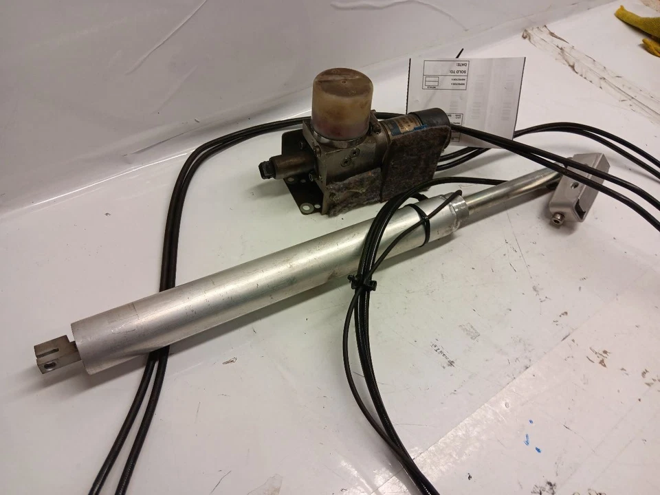 Bomba de cierre de motor hidráulico amortiguador de puntal para maletero Rolls Royce Phantom 04-16 Foto 2 de 4