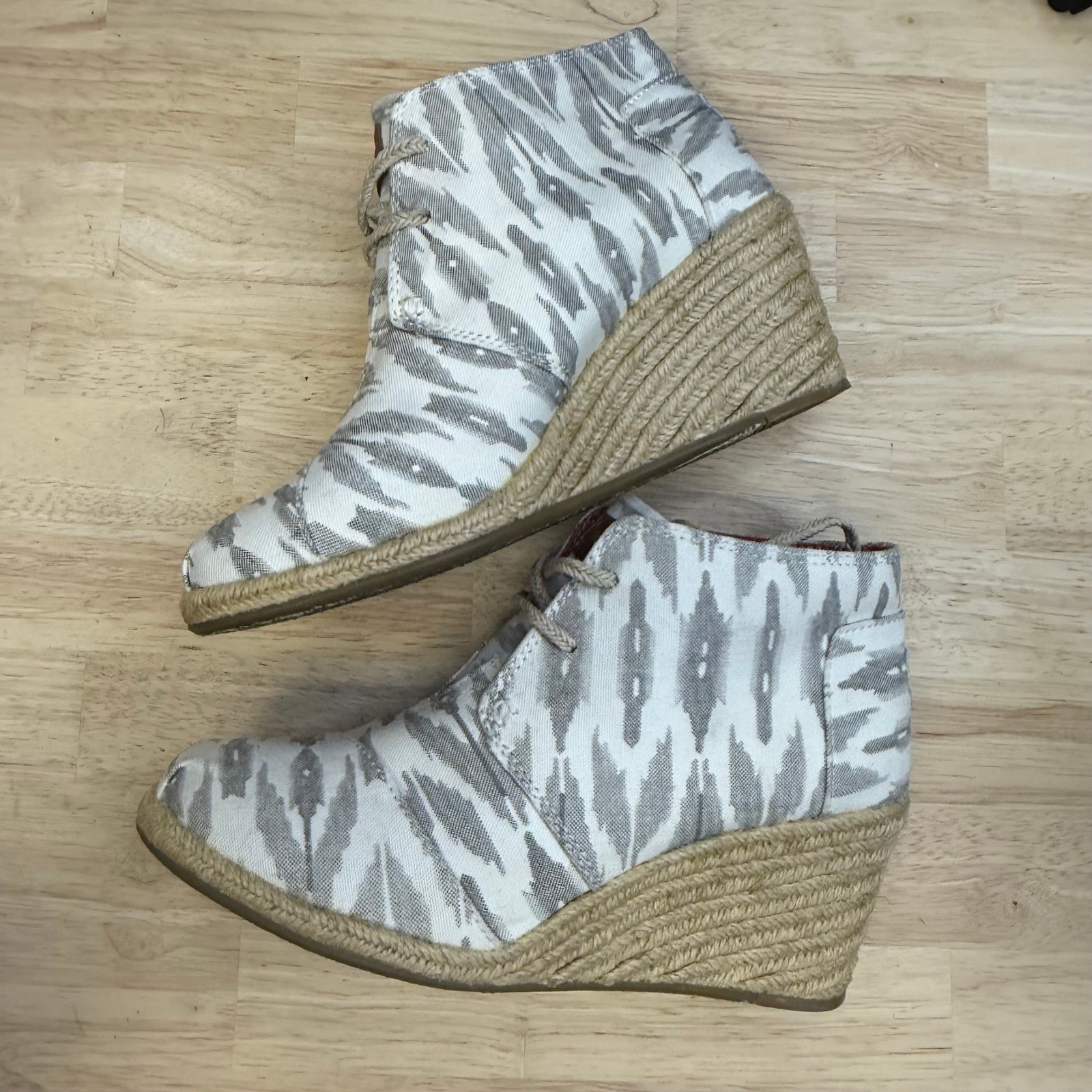 TOMS Desert Wedge Grey White Ikat Canvas Espadrille Booties Womens 8