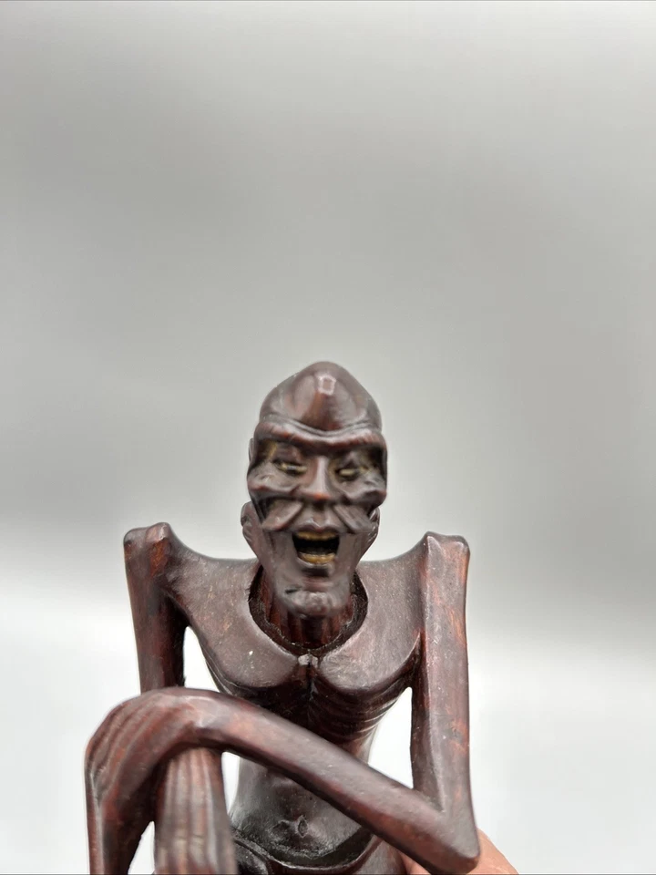 Antigua estatua china tallada a mano de madera anciano demacrado y frágil Foto 4 de 4