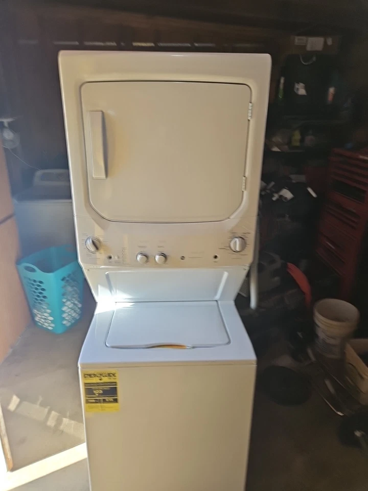 Centro de lavandería apilado GE con lavadora de carga superior de 3,8 pies cúbicos y secadora de gas de 5,9 pies cúbicos Foto 2 de 4