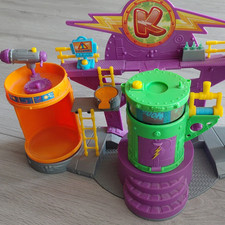 Konvolut bunte Spielzeugfahrzeuge & -teile &ndash; Autos, LKW, Kleinkinder