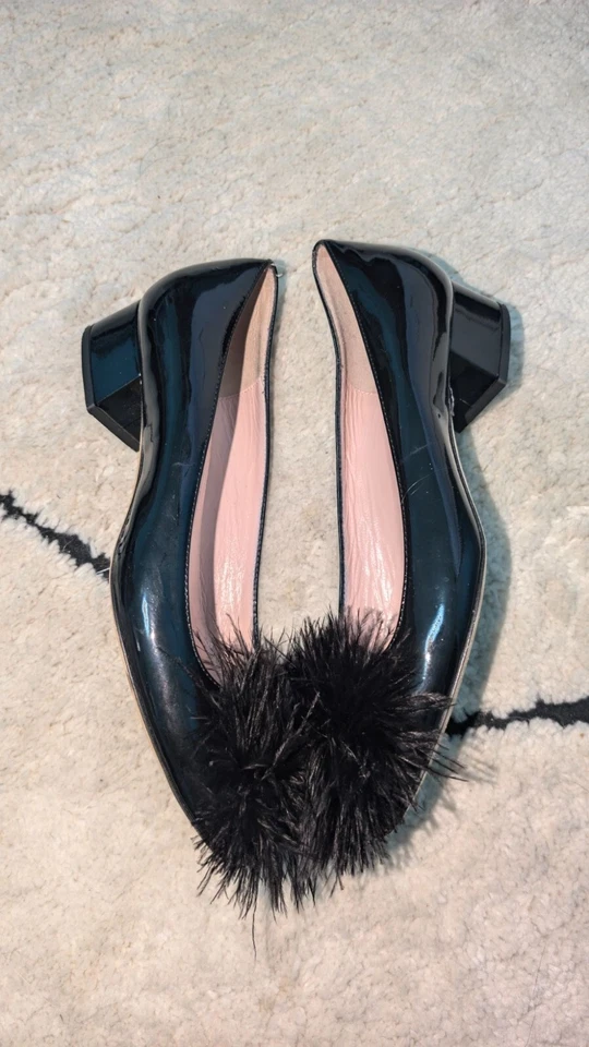Zapatos de salón Kate Spade de cuero talla 6 cuero negro con puff de plumas Foto 4 de 4