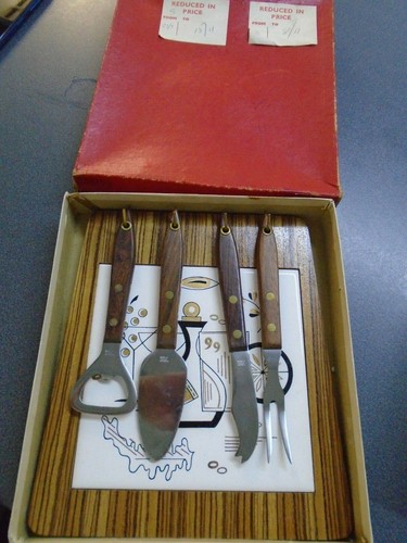 RETRO TILE & WOOD CHEESE BOARD AND KNIFE SET - Picture 3 of 3