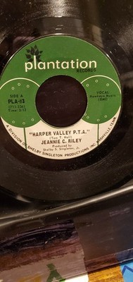 JEANNIE C. RILEY 7'' 45 RPM ''Harper Valley P.T.A. '' VG condition