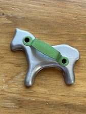 Vintage Kucyk Przecinarka do ciastek Puszka z zielonym metalowym uchwytem