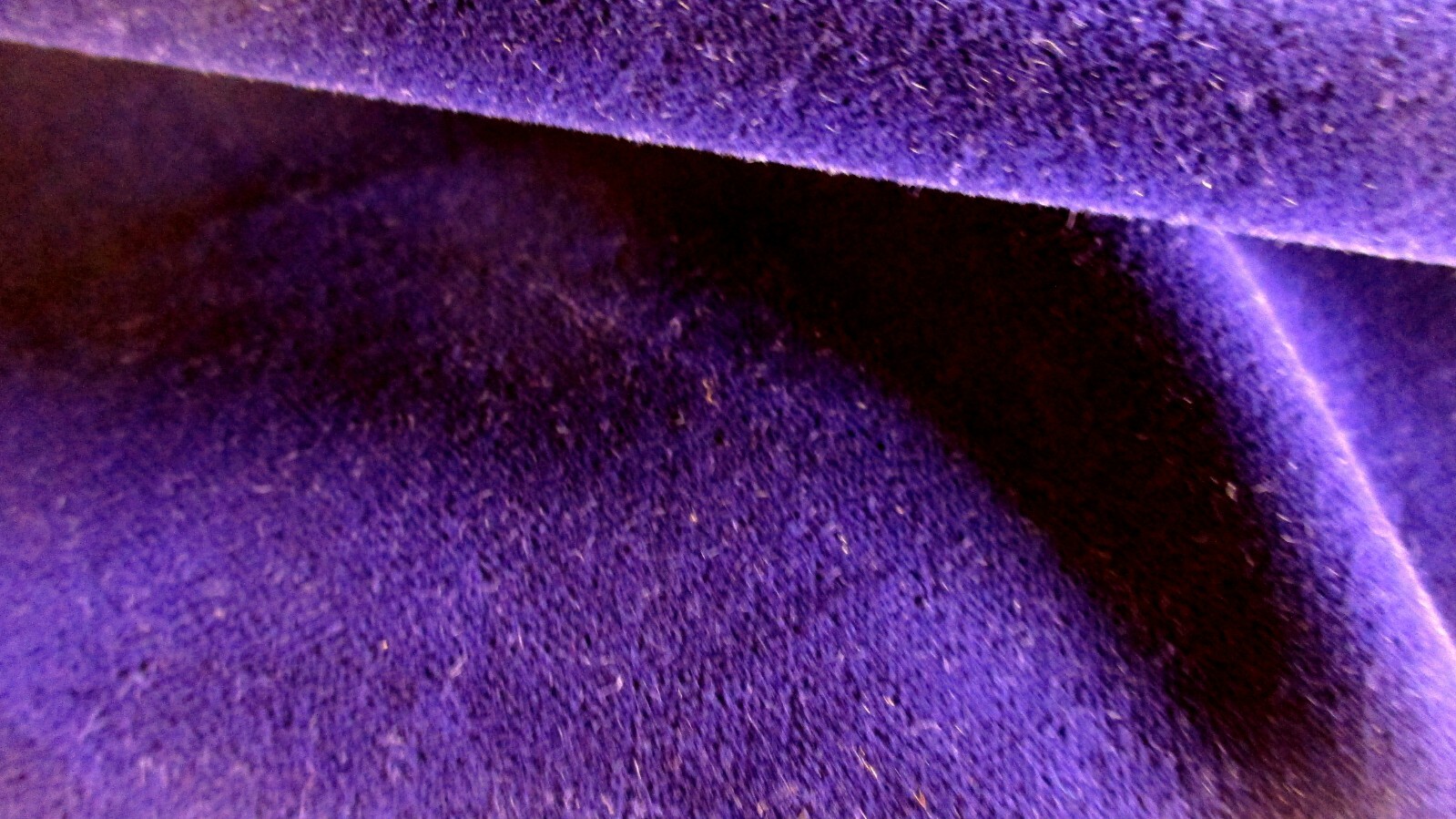 Coupon de tissu velours violet N°36 de 400x120 cm pour couture et ameublement