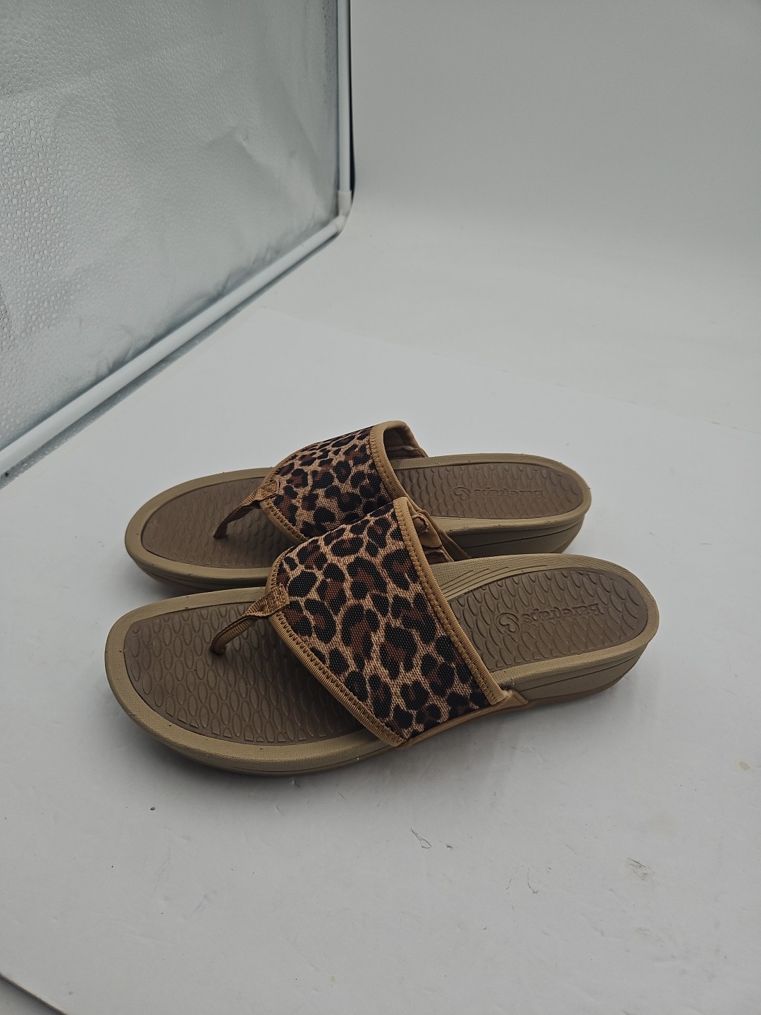 Baretraps Denali Thong Leopard Print Sandals Womens Size 9
