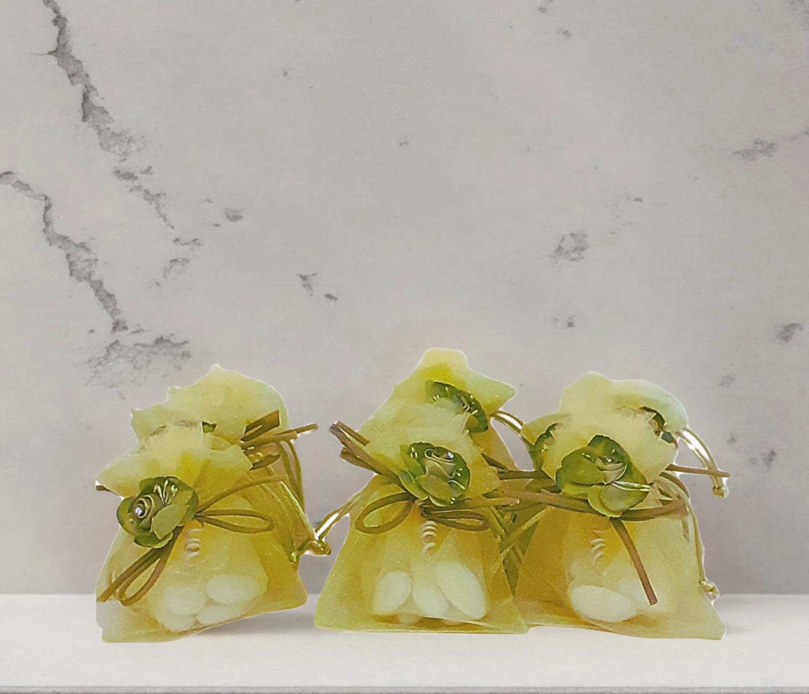 Bolsa detalle invitados organza con rosa y peladillas, juego de 10 favor de boda