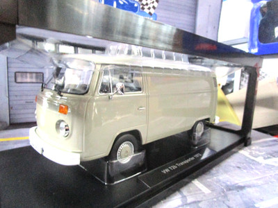 VW VOLKSWAGEN T2 Bus T2b Transporter geschlossen 1972 grau KK 181411 NEU  1:18