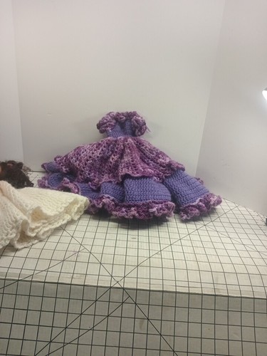 Selbstgemachtes handgehäkeltes lila Puppenkleid mit weißem Slip - Bild 3 von 11