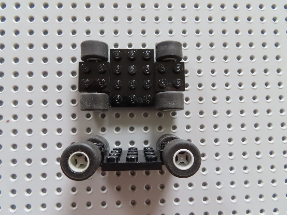 Lego 2 x Fahrgestell Chassis 2441 schwarz 4x7x2/3 + Reifen 30027 Slicks grau - Bild 1 von 1