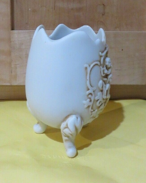 Vtg Lefton 3 Footed Egg Shaped Vase w/ Embossed Cherubs 4" Tall 1814 w