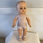 Muñeca bebé chirriante con ojos de vidrio Sun Rubber Co. vintage de los años 50