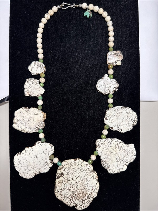 BOHO Howlite Necklace /w Green Bear And Beads 26”