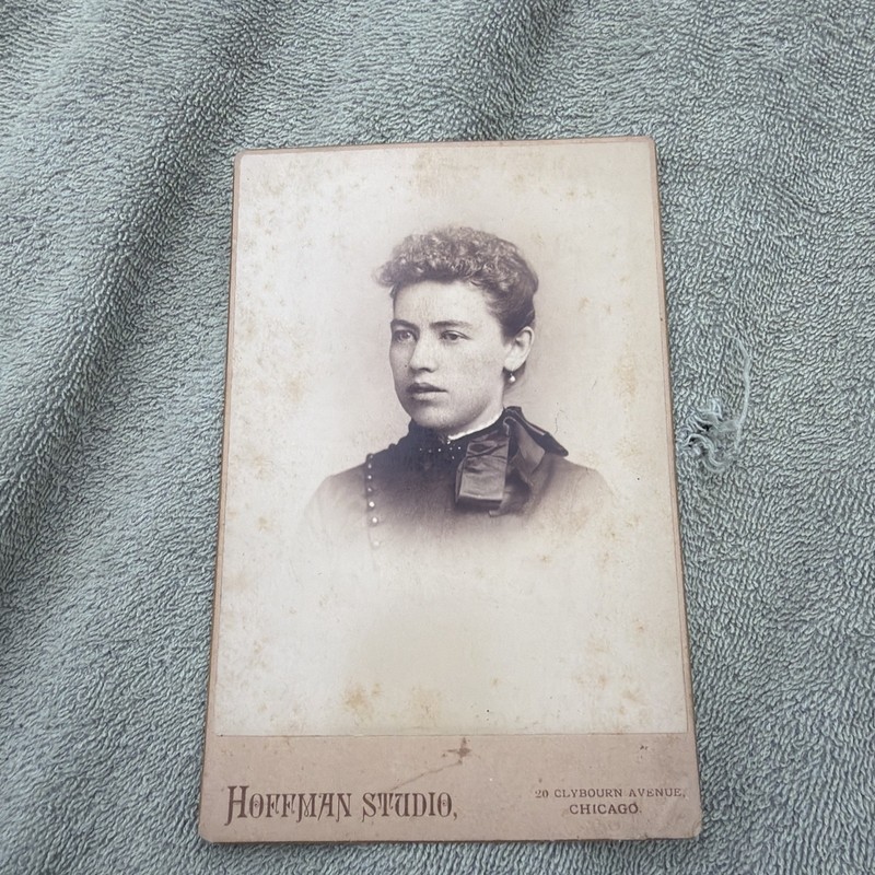 Young Woman Cabinet CardHOFFMAN STUDIO CHICAGO  1800s 6.5x4.3” glass eye?