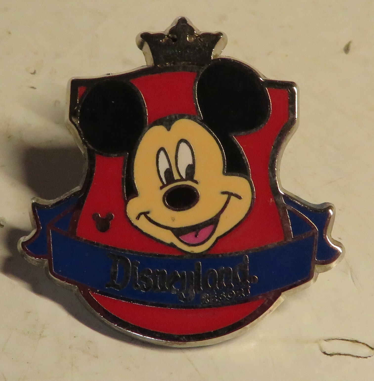 Mickey Mouse Disneyland Crest Individual Disney Park Parks 2012 Trading Pin GUC