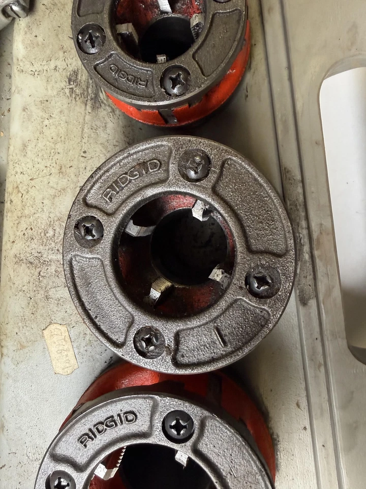 RIDGID 600 Power Pipe Threader 115V w/ 1 3/4 1/2 1/4 Dies Support Arm Case Kit - Image 4 of 4