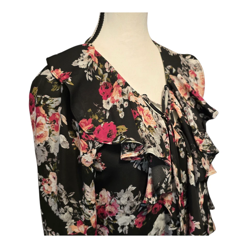 Top My Michelle para mujer con volantes caprichosos florales oscuros talla pequeña negro romántico Foto 4 de 4