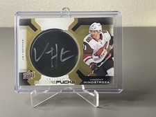2019-20 Upper Deck Trilogy Vincent Hinostroza Signature Pucks SP-VH