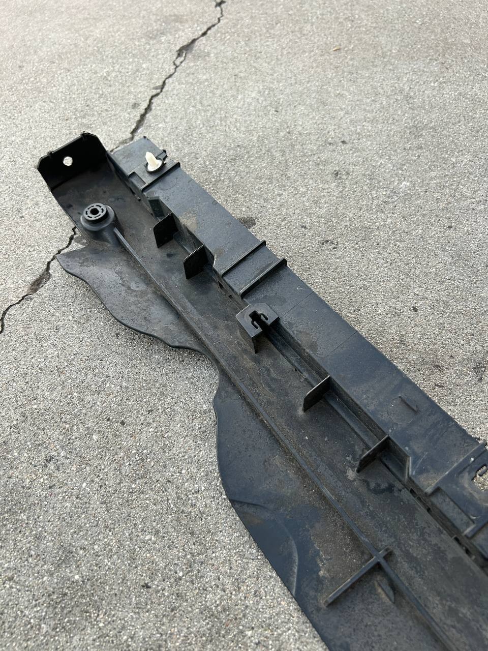 2020-2024 Tesla Model Y Right Skirt Rocker Cover Carrier Panel 1497745-00-C