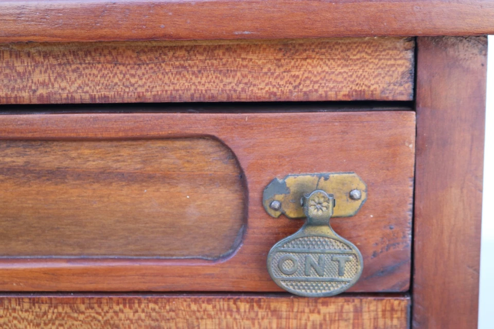 Clark's o.n.t. de finales del siglo XIX Tiradores de vástago de latón para gabinete de carrete de nogal con 2 cajones Foto 2 de 4