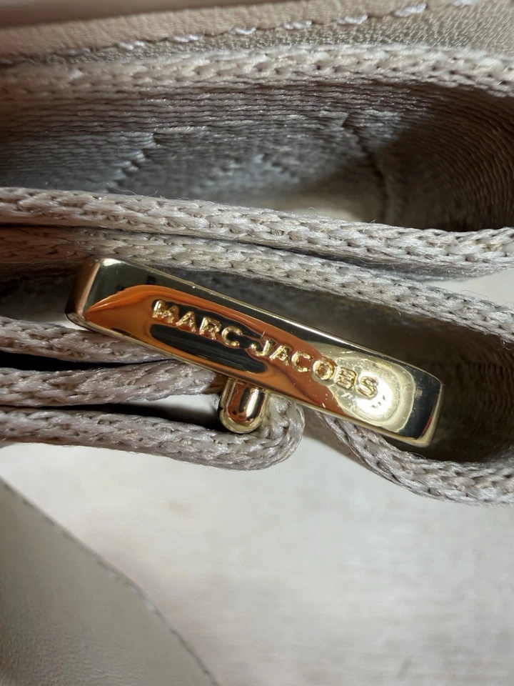 BOLSO DE SILLÍN Marc Jacobs THE COVER J MARC en Blanco Nube Beige Correa con Letras Foto 4 de 4