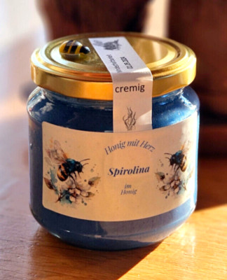 Spirulina blau im Honig, ganz besonderer Honig direkt aus unserer Imkerei