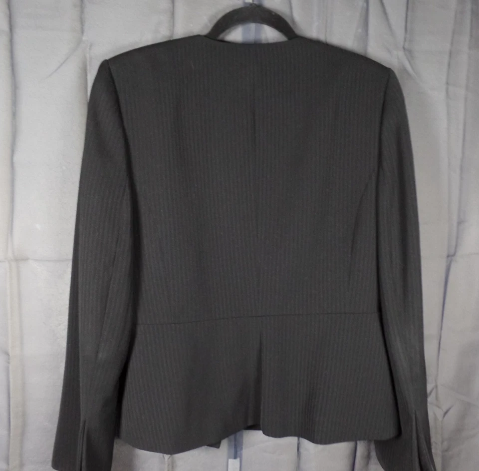 Liz Claiborne 2 piezas Falda Traje Rayas Ligeras en Patrón, Mangas Hendidas, Talla 10 Foto 3 de 4