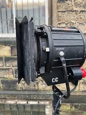 IANIRO/ARRI TIPO CASTORE 2KW FRESNEL FOCUS SPOT CON MANOPOLE DI REGOLAZIONE SCOPA