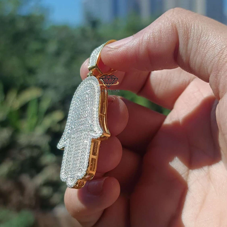 Colgante de 2" de oro amarillo de 14 quilates brillante moissanita D/FL sobre mano de Hamsa de 2,76 quilates para hombre Foto 2 de 4