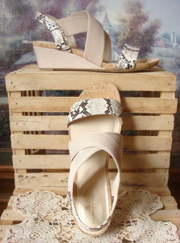 SANDALI SLINGBACK NUOVI CON SCATOLA ~ BANDOLINO ~ ILEEN2 SERPENTE E TELA KAKI ZEPPA ELASTICA ~ 8M - Foto 3 di 10