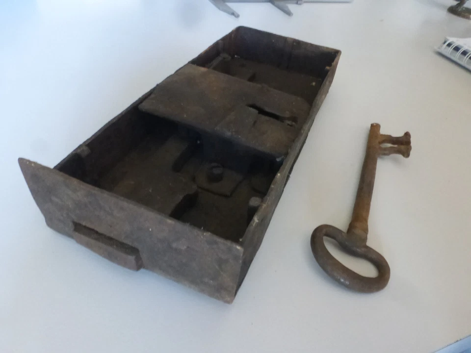 Ancienne grosse serrure  de chateau , manoir , maison de maitre + clé   1,860 kg - Photo 2/4