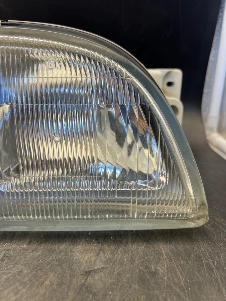 1994-1996 Infiniti Q45 OEM Passenger Side Headlight Lamp Housing Assembly 1480R - Image 2 of 4