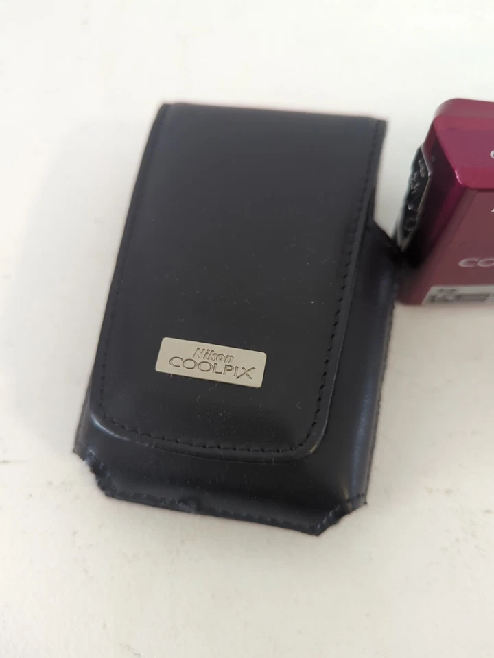 Cámara digital Nikon Coolpix 14,2 MP 7x zoom película HD con estuche Foto 2 de 4