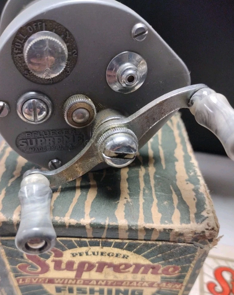 Carrete de pesca vintage Pflueger Supreme Nº 1573: caja, asas de mármol gris Foto 4 de 4