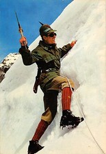 381) ALPINO IN ARRAMPICATA SUL GHIACCIO CON PICOZZA E RAMPONI.