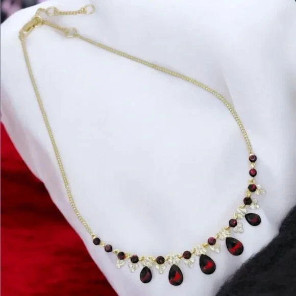 Elegante collar de oro Givenchy con piedras preciosas rojas y transparentes. Venta al por menor $78 Foto 4 de 4