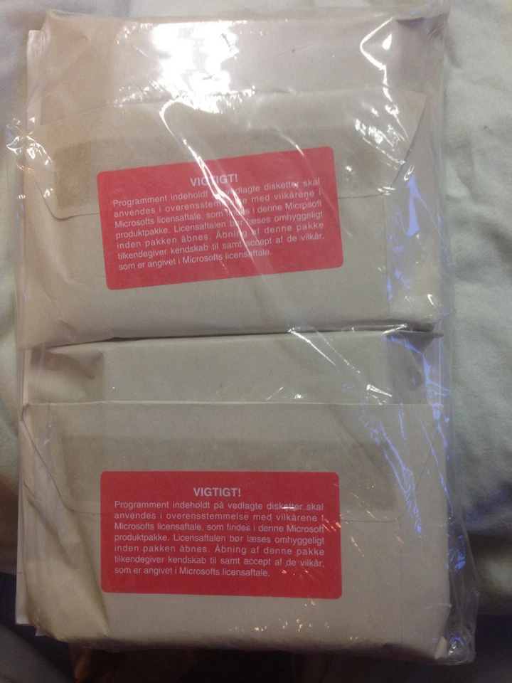 Danish Microsoft Windows 95 Full Operating System 3.5" Diskettes and Manual New - Image 2 of 4