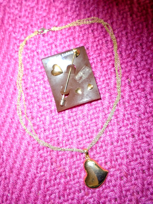 VINTAGE AVON PRETTY GOLDTONE HEART PENDANT NECKLACE/2 PINS & EARRINGS SET